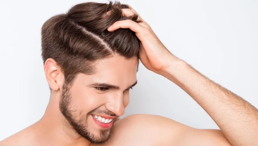 Homme aux cheveux denses — greffe de cheveux en Turquie